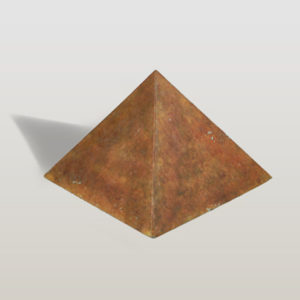 bronzas piramīdas urna