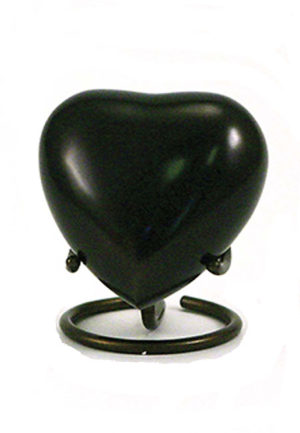 antigua urna de bronce en forma de corazon