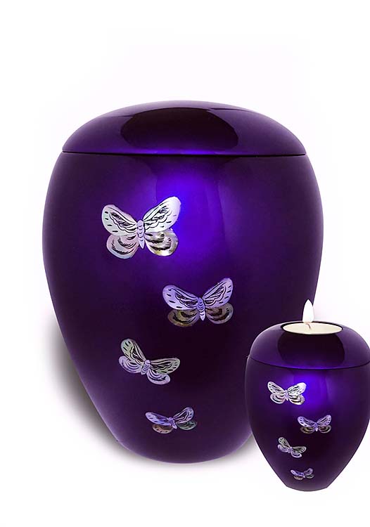 urna z woskowymi jasnymi motylami