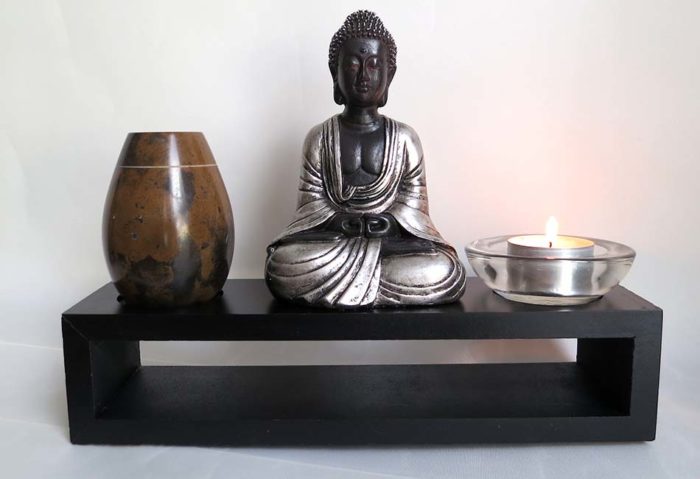 Mini urna pamiątkowa z cielęciem Buddy i medytacją
